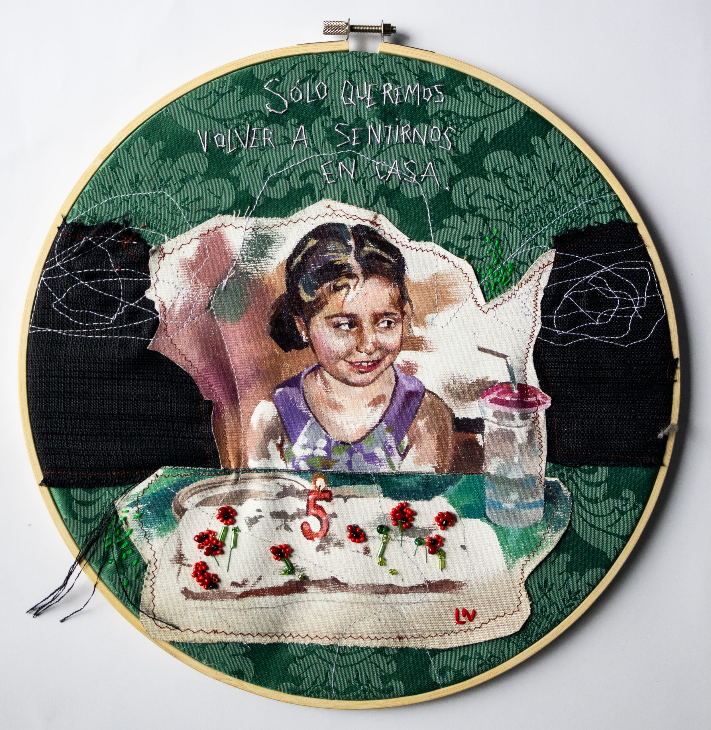 Pintura y bordado, aparece una niña, la artista, en su quinto cumpleaños