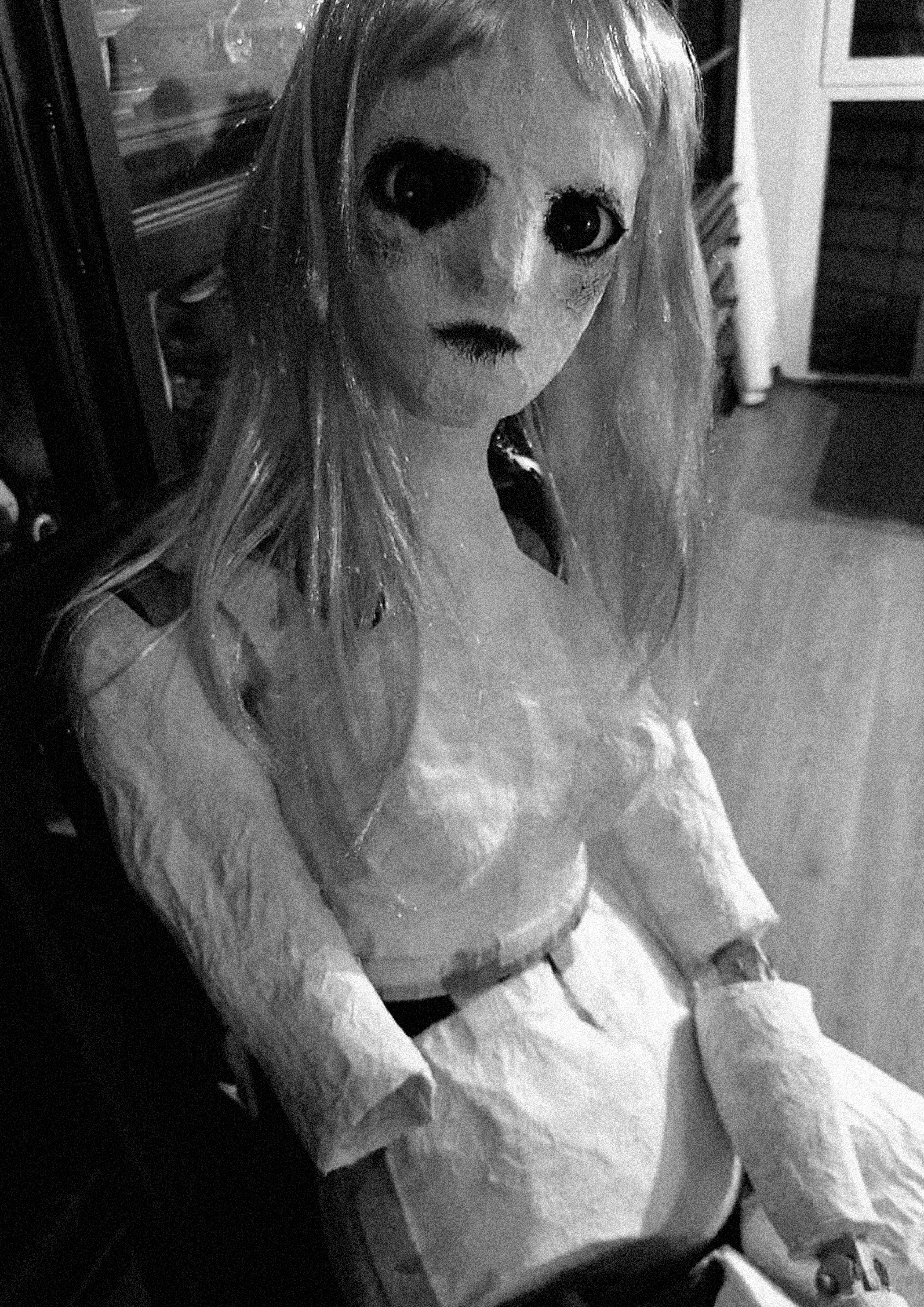 fotografía retrato en blanco y negro de una muñeca de papel maché