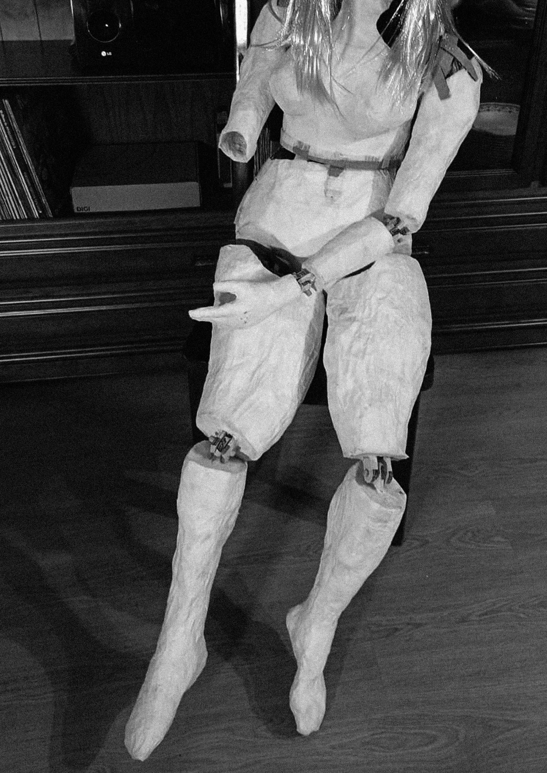 fotografía en blanco y negro de una muñeca de papel maché