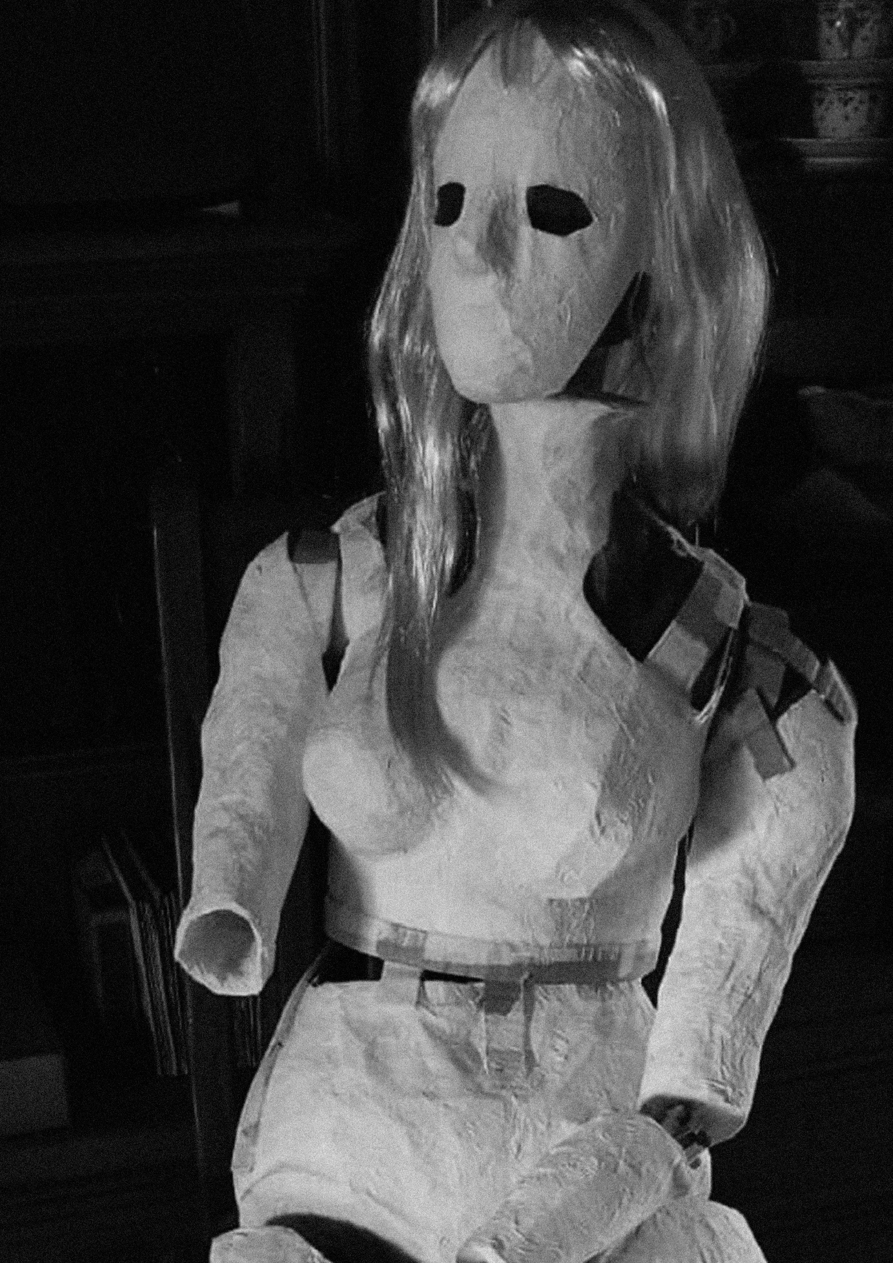 fotografía en blanco y negro de una muñeca de papel maché