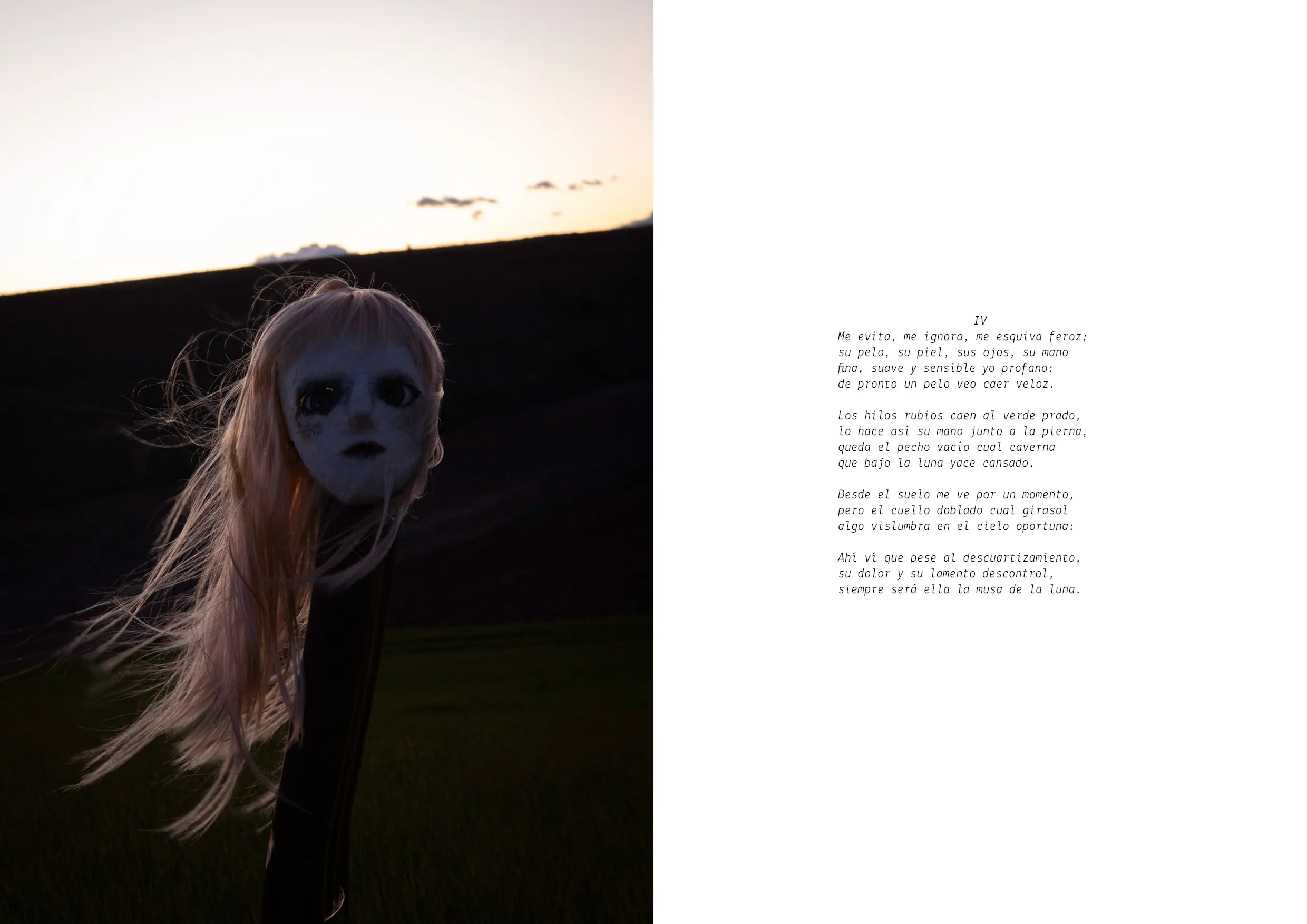 retrato de la cabeza de una muñeca de papel al atardecer sobre una silla