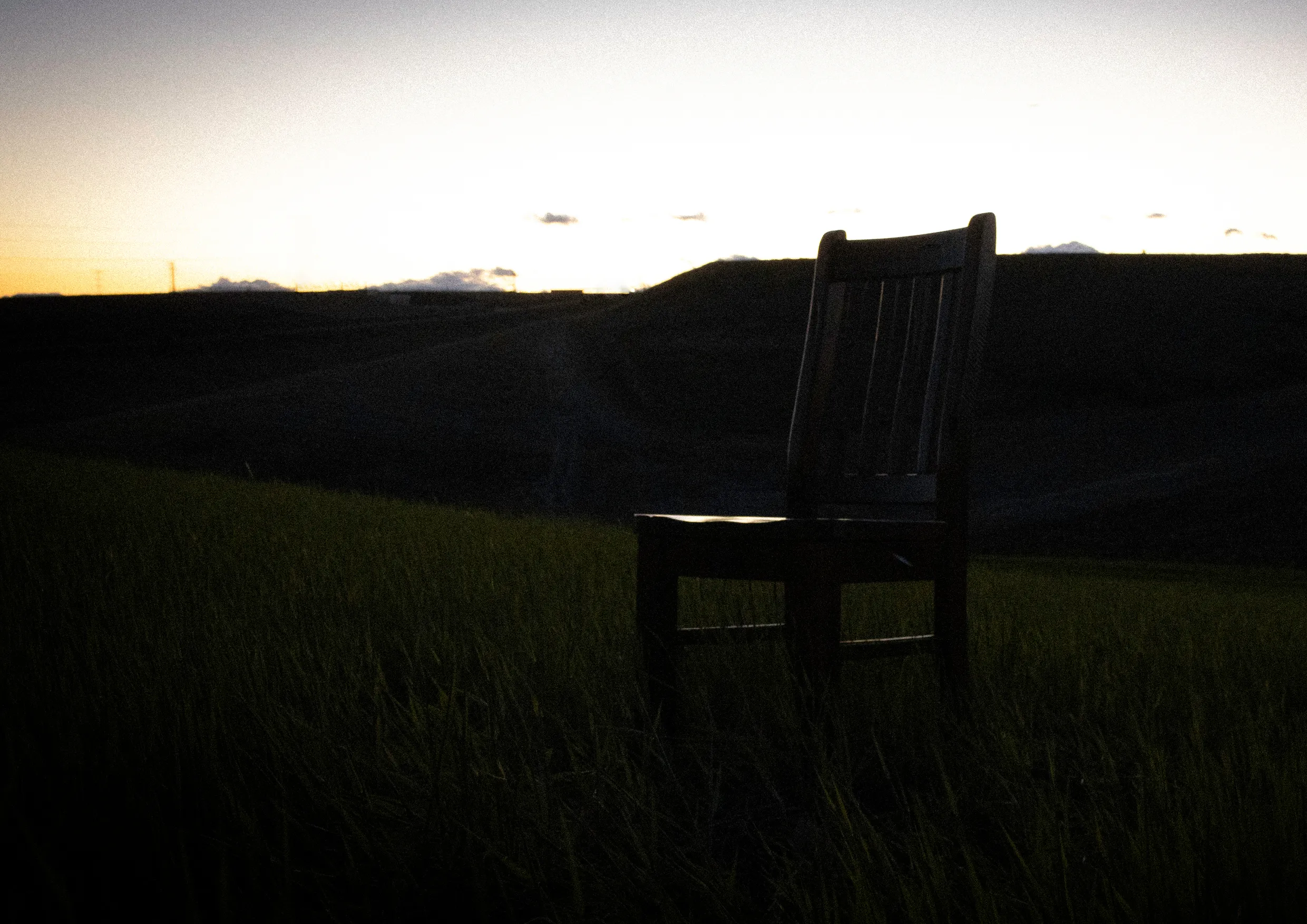 una silla al atardece en una pradera